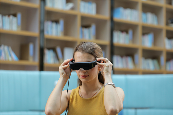 Kính thông minh VR 200 inch FOV 43 độ 1800 Nits Head Mounted Display